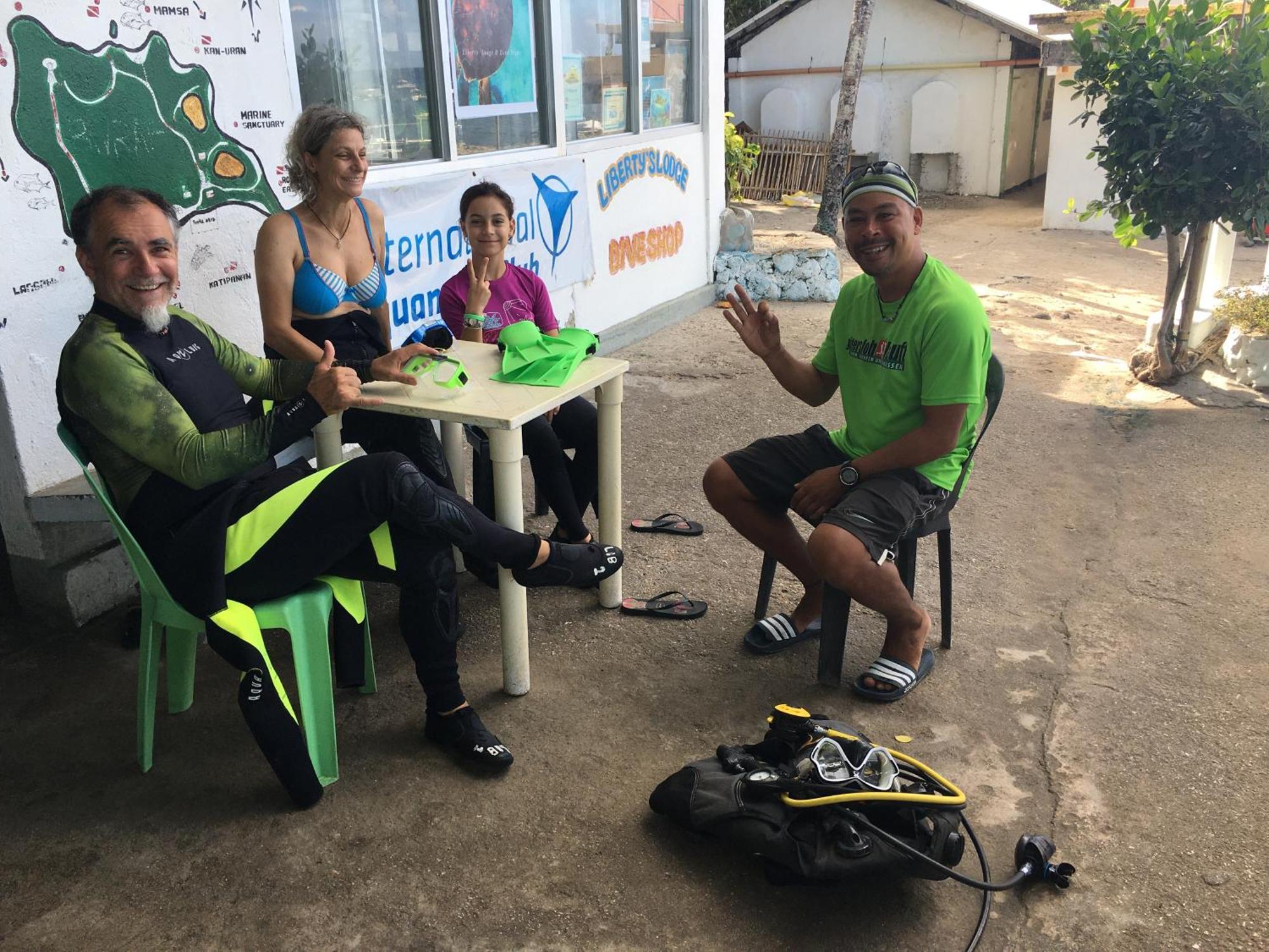 Liberty'S Lodge And Diving - Apo Island 두마구에테 외부 사진