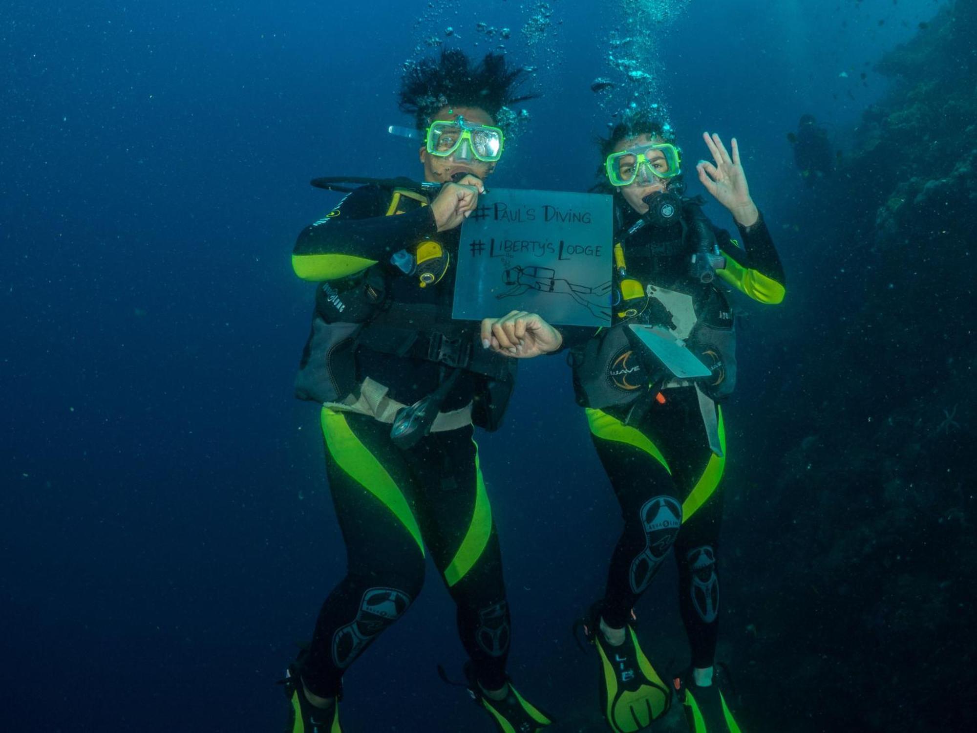 Liberty'S Lodge And Diving - Apo Island 두마구에테 외부 사진